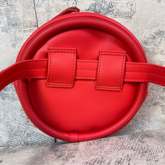 HOZEN Belt Bag in Rouge - sustainably crafted - Picture 4 of 11